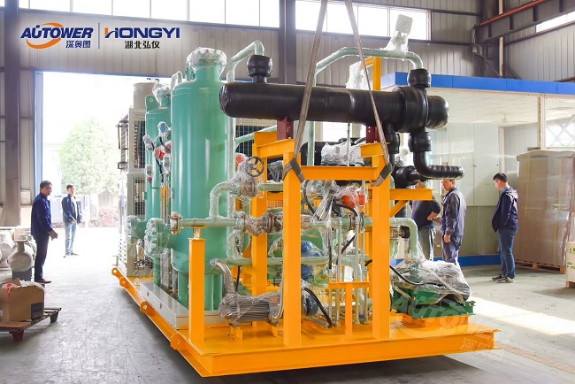     LNG氣化調壓撬的調試和注意事項,關于LNG氣化調壓撬站的安全管理工作。  LNG氣化調壓撬的調試和注意事項  ①制定合理的操作規章制度      應制定合理的LNG裝卸車操作規程、LNG儲罐倒罐操作規程、LNG氣化器操作規程、BOG復熱器操作規程、儲罐自增壓操作規程、EAG復熱器操作規程、卸車增壓器操作規程、橇裝式調壓器操作規程、BOG計量橇操作規程、LNG離心泵操作規程、天然氣加臭機操作規程、中心調度控制程序切換操作規程、消防水泵操作規程、LNG氣化站管道設備維護保養技術和操作手冊等。  ②建立臺賬，管理設備技術資料      應建立維護記錄、巡查巡檢記錄、進出人員管理記錄、各類操作記錄、應急演練記錄、安全活動記錄，管理好設備有關技術資料和各類原始資料等。  ③制定天然氣管道、廠站事故應急預案      應依據有關法律、法規及相關規定，并結合企業制度及實際情況，制定天然氣管道、廠站事故應急預案。預案應包含事故不利因素的分析、事故危害、事故分級、事故處理響應等級、處理的程序及后期處理。應經常開展不同等級的事故演練和對搶修裝備進行檢查，大型的事故演練要聯合當地公安消防、安全管理部門一同進行。  LNG氣化調壓撬的調試和注意事項  ④嚴格執行上崗考試制度      各類操作人員獨立操作前必須經過公司有關部門組織的考試，成績合格后方可獨立上崗。  ⑤加強對消防、防雷、防靜電設備檢查和管理      加強對LNG氣化站防雷、防靜電設備的定期檢查和維護保養，著重對消防水池、消防泵、消防水炮、儲罐噴淋管及干粉滅火器進行檢查。可燃氣體報警設備需定期維護，確保其完好