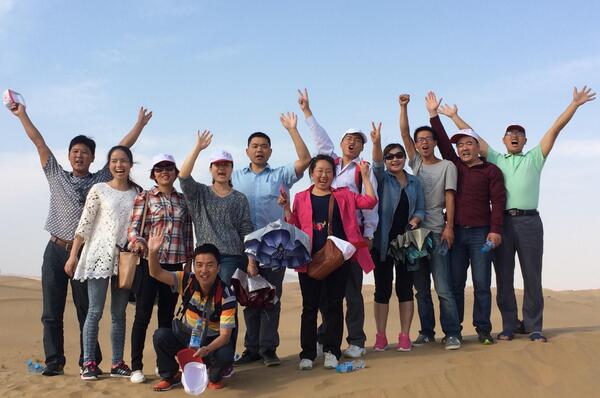 每個(gè)人的臉上都充滿著幸福與快樂