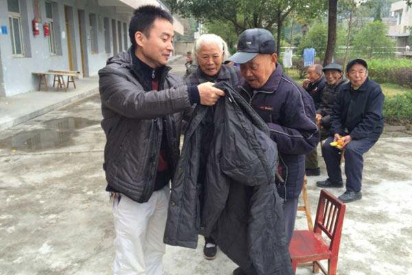 昌利金剛石鋸片-捐衣現(xiàn)場 昌利金剛石鋸片-捐衣現(xiàn)場