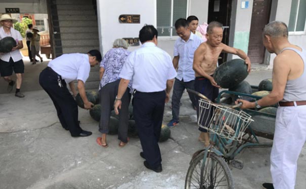 炎炎夏日，為福利院老人送清涼