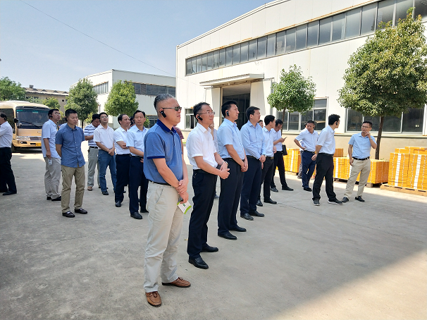 鄂城區(qū)區(qū)委書記劉厚文等一行領導來湖北昌利公司視察 鄂城區(qū)區(qū)委書記劉厚文等一行領導來湖北昌利公司視察