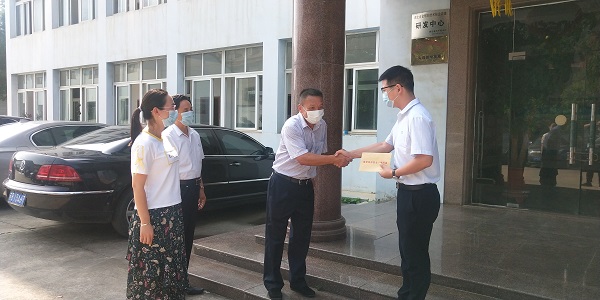 燕磯鎮(zhèn)黨委書記等領(lǐng)導(dǎo)來(lái)湖北昌利公司慰問(wèn)一線黨員 燕磯鎮(zhèn)黨委書記等領(lǐng)導(dǎo)來(lái)湖北昌利公司慰問(wèn)一線黨員