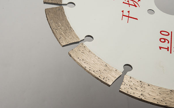 大理石鋸片在切割過程中搖擺是怎么回事呢？