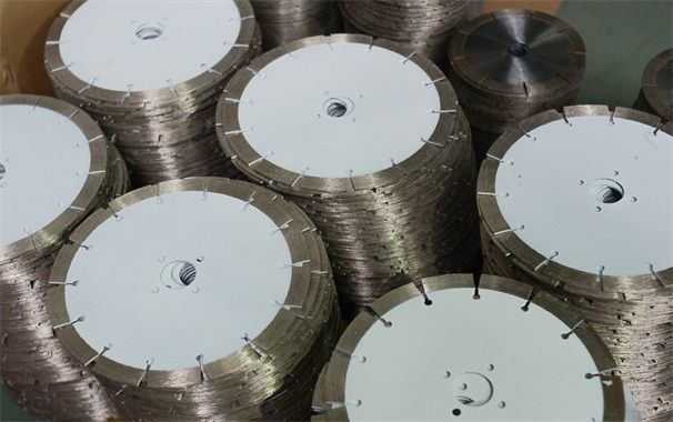 針對板材質(zhì)量的提高，石材切割鋸片鋸機(jī)可以做好哪些工作呢？